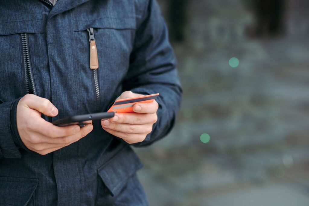 Paying a credit card bill on time to improve credit score for mortgage approval